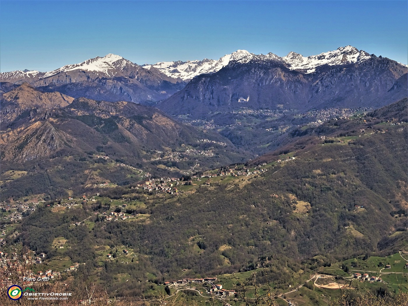 63 Ovvia la bella vista verso la valle e i monti della Val Serina.JPG